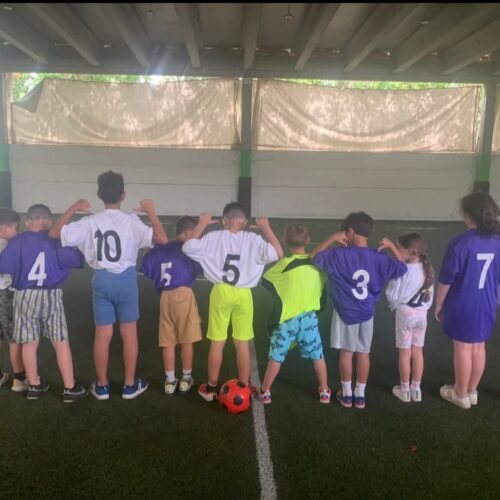 bambini di schiena in campo
