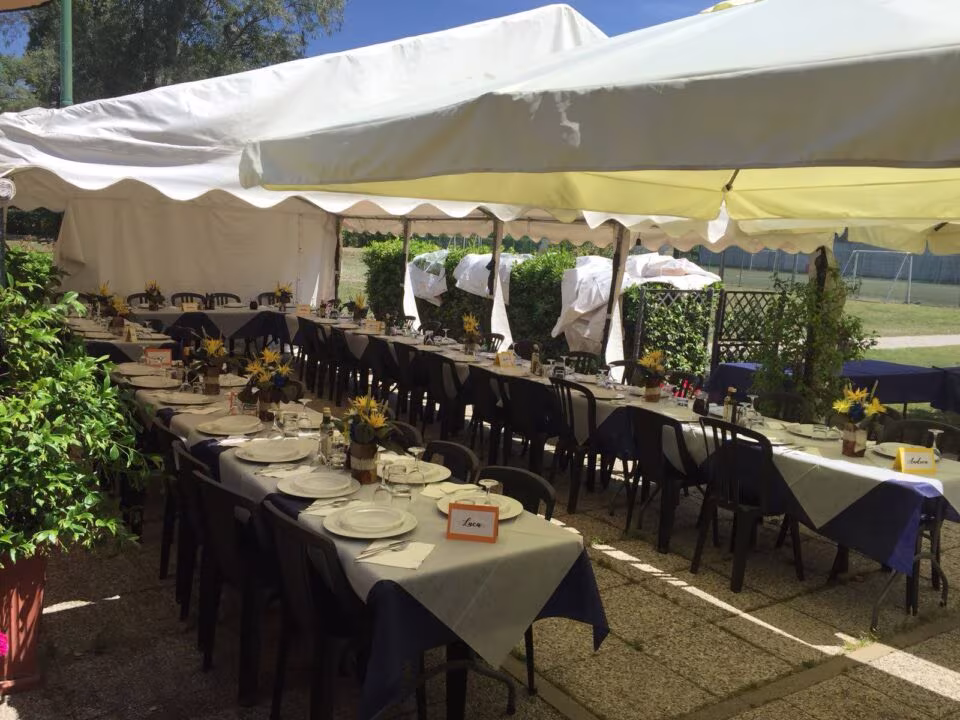 33348133_766309263571027_8060465592278188032_o-960x720.jpg Tavolo apparecchiato esterno sotto il gazebo